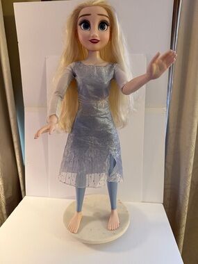 Disney frozen 2 ice powers, 32 inch play date Elsa doll. Lights-sounds-phrases